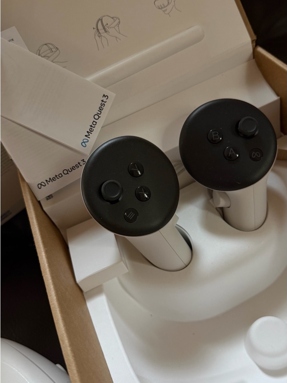 Meta Quest 3 White VR Headset with White Controllers and Accessories 512GB - Picture 4 of 9